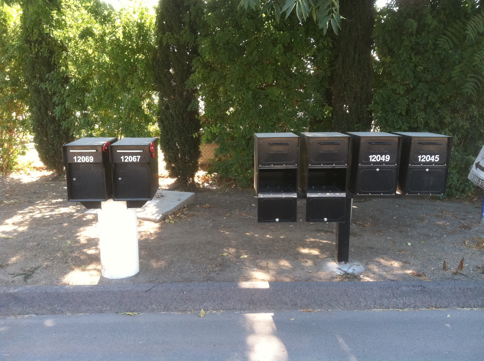 Recessed anti-pry mailbox door